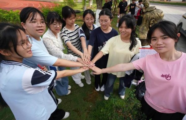 鼎金投资 这些高考送考名场面，满满都是仪式感