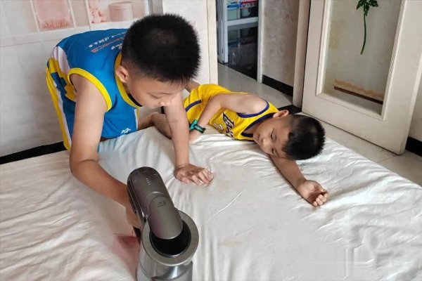 长富资本 孩子床头放这6样东西隐患大！快看看你家有吗？